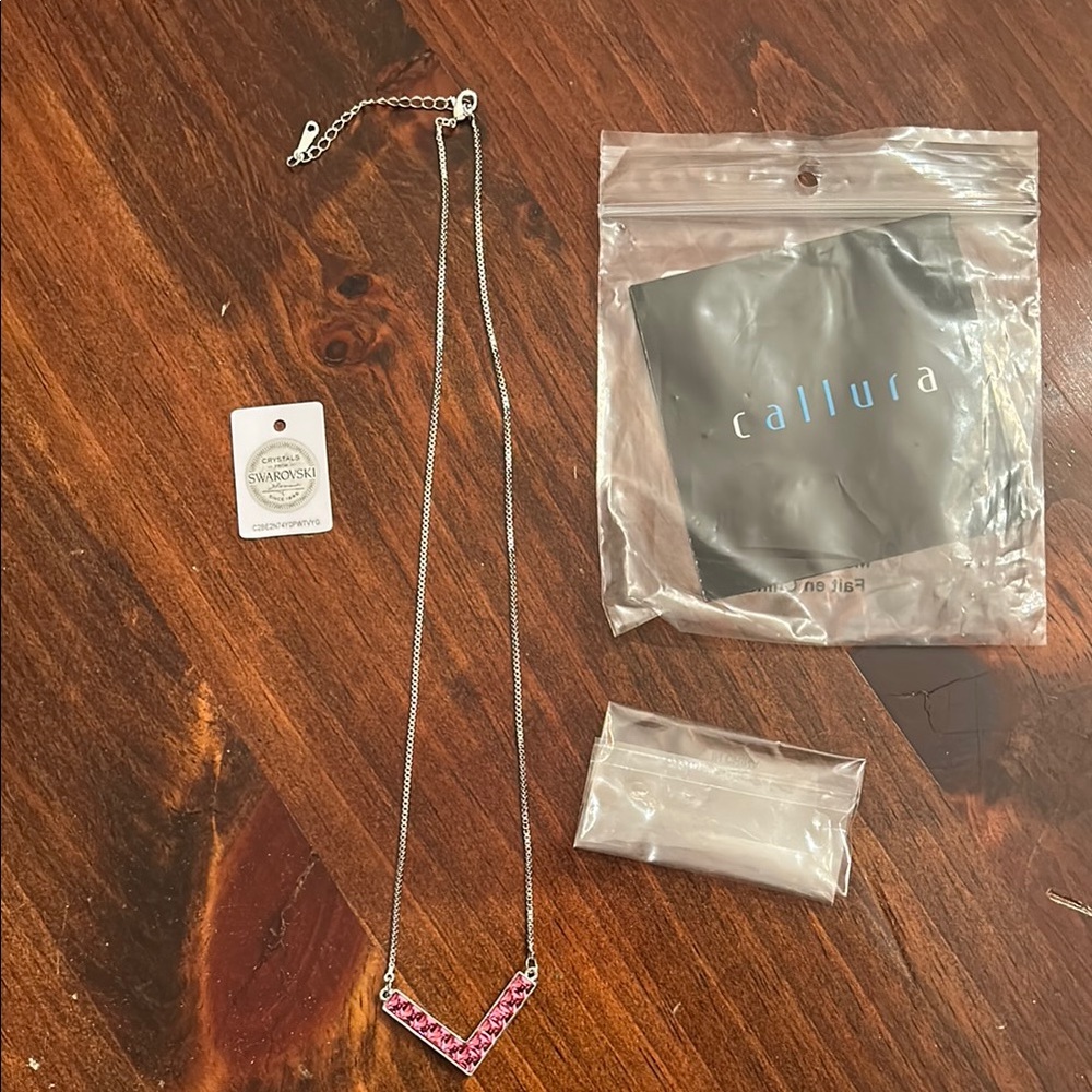 NEW Pink Swarovski crystals chevron necklace - Picture 6 of 6
